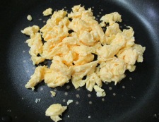 ハムとレタスの卵炒め　調理②