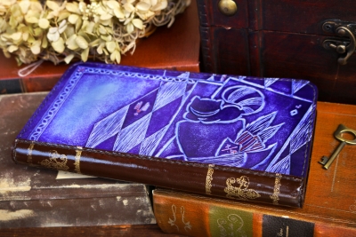 紫のチェシャ猫な洋古書風長財布