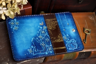 青い紫陽花の洋古書風キーケース