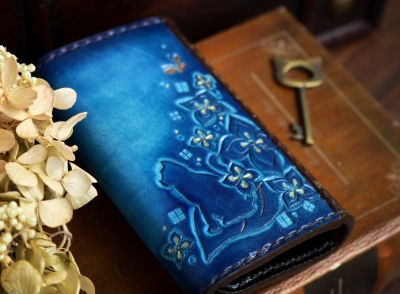 青い紫陽花の洋古書風キーケース