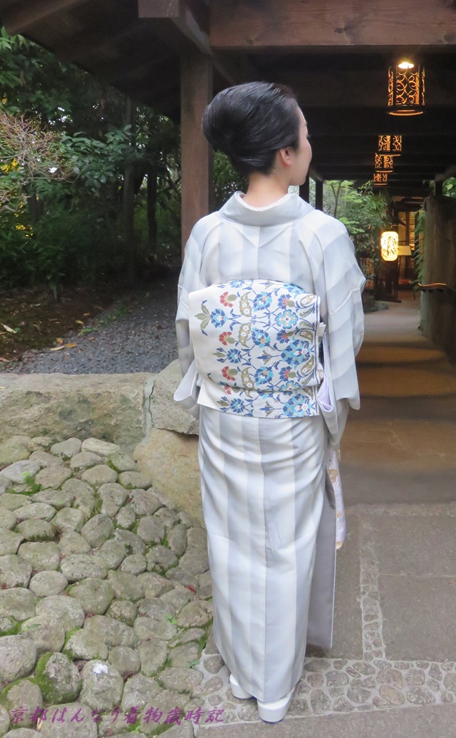 着物と帯を守る単衣の紋紗のコートもその日の気温で調節します - 京都 