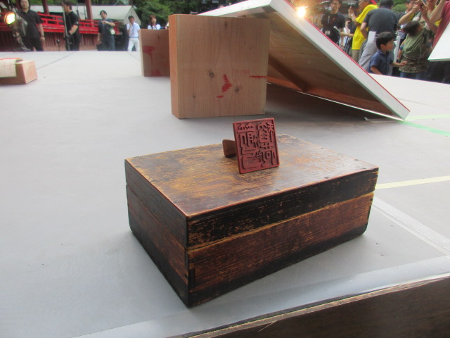 箭弓稲荷神社の手彫り印鑑　ギネス記録・世界一大きな木製スタンプ（御朱印）　　印相体吉相体で印鑑を作るのはやめましょう